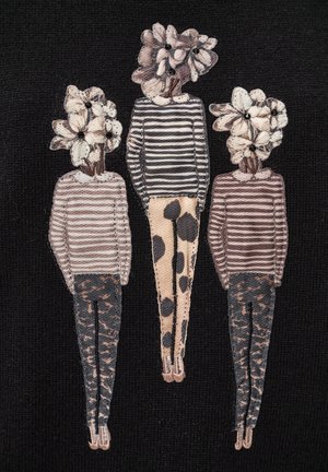 Trzy postacie z tkaniny na czarnym tle, ubrane w paskowane topy i wzorzyste spodnie, z kwiatami zamiast głów.