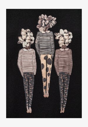 Trzy postacie z tkaniny na czarnym tle, ubrane w paskowane topy i wzorzyste spodnie, z kwiatami zamiast głów.