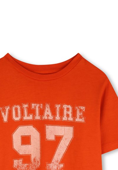 T-shirt orange col rond avec texte blanc usé "VOLTAIRE" au-dessus du grand numéro "97" à l'avant.