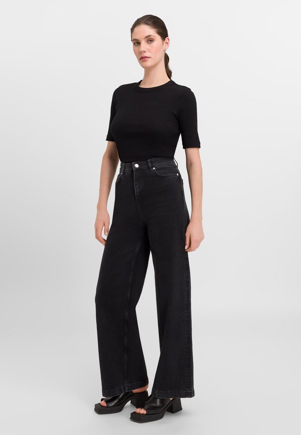 KRISTIN - Basic T-shirt