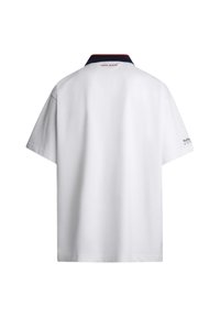 Hvid kortærmet polo skjorte med marineblå krave, med broderet branding på ryggen og venstre ærme, i en glat tekstur.