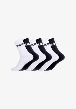 Trois paires de chaussettes montantes alternant les couleurs blanche et noire, chacune avec le logo FILA près du haut.