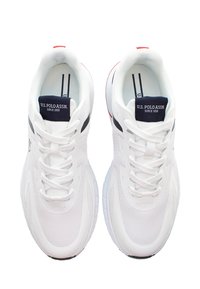 Scarpe da ginnastica bianche con tomaia in rete, punta arrotondata, suola ammortizzata e dettagli testurizzati. Presentano un marchio con dettagli in blu navy e rosso.