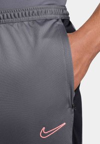Nike Performance ACADEMY SET - Survêtement - iron grey black sunset pulse