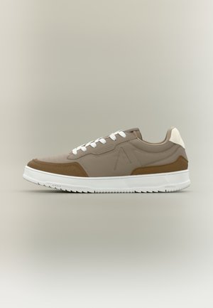 Brown leather sneakers with white laces, featuring a smooth upper, textured suede accents, and a white rubber sole with a patterned tread.