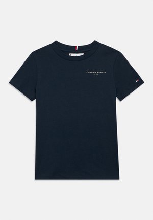 Tamsiai mėlynas Tommy Hilfiger trumpomis rankovėmis marškinėliai su logotipu ant krūtinės ir mažu vėliavos emblematu kairėje rankovėje.