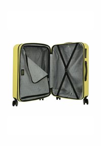 Valigia rigida gialla con superficie texturizzata, interno grigio e cinghie incrociate per fissare gli oggetti. Contiene una tasca laterale con zip.