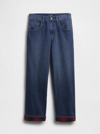 Jean en denim bleu avec une coupe à jambe droite, doté de revers à carreaux rouges et de poches avant classiques. Tissu durable avec des détails de couture visibles.