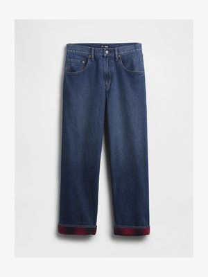 Siniset farkut suoralla lahkeella, joissa punaiset ruudulliset resorit ja perinteiset etutaskut. Kestävä kangas, jossa näkyvät ompelusaumat.