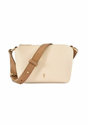 Mała beżowa torebka na ramię o teksturowanej powierzchni, z brązowym regulowanym paskiem, złotymi okuciami oraz subtelnym złotym logo na środku przodu.