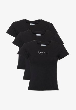 Három fekete pamut póló rövid ujjakkal. Mindegyik elöl fehér, aláírás stílusú mintával és kerek nyakkivágással rendelkezik.