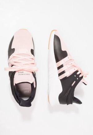 Zapatillas Adidas en rosa claro y negro con suelas blancas, franjas laterales y cordones, mostradas desde vistas superior y lateral sobre un fondo blanco.