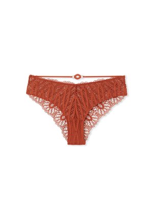 Sous-vêtements en bikini en dentelle couleur orange brûlé. Présente des motifs complexes avec des bords festonnés et un petit accent circulaire au centre à l'arrière.