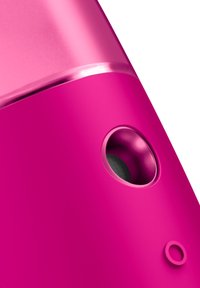 Produit d'un rose vif avec une section supérieure brillante, présentant une ouverture circulaire et une surface texturée. Dispose d'un bouton d'accent ovale solide.