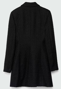 Manteau noir texturé à manches longues avec une coupe ajustée et un col classique, montré de dos sur un fond gris clair.