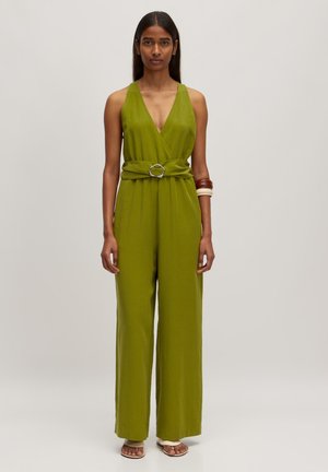 Grüner Jumpsuit mit tiefem V-Ausschnitt, weit geschnittenen Hosenbeinen und einem Stoffgürtel mit einer runden Schnalle. Glatte Textur und lockere Passform.