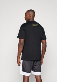 Mitchell & Ness POP PLAYER TEE VINTAGE LOGO - Klubové oblečení - black
