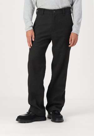 Pantalones gris oscuro hechos de una tela texturizada, con un diseño de pierna recta, bolsillos frontales y un cierre de botón en la cinturilla.
