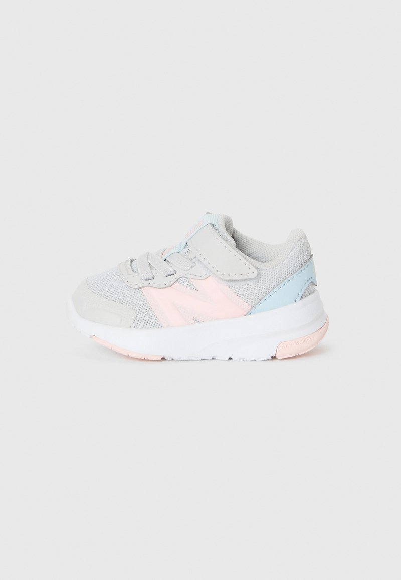 Baskets grises avec tige en maille, accents roses et bleus, bande Velcro et semelle blanche. Convient pour les vêtements de sport des enfants.