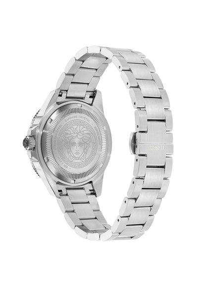 Montre-bracelet en acier inoxydable avec bracelet à maillons métalliques, logo Méduse gravé au dos et branding Versace sur le fermoir.