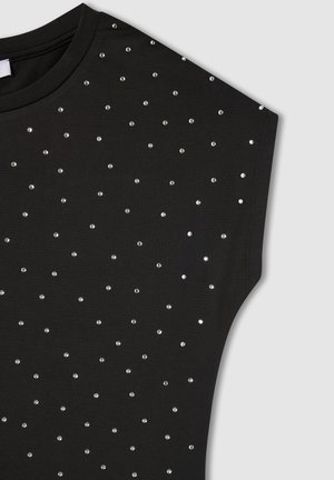 Top nero a maniche corte caratterizzato da un tessuto testurizzato con paillettes argento sparse sul davanti, che aggiungono un tocco visivo.