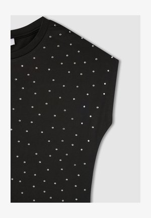 Top nero a maniche corte caratterizzato da un tessuto testurizzato con paillettes argento sparse sul davanti, che aggiungono un tocco visivo.