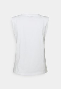 Top de algodón blanco sin mangas con cuello redondo y textura suave. La parte trasera presenta un diseño simple sin costuras visibles ni embellecimientos.