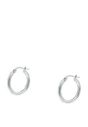Une paire de boucles d'oreilles en argent poli, simples, en forme de créole avec fermoirs à charnière, sur fond blanc.