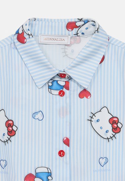 Ανοιχτό μπλε πουκάμισο με ρίγες, κόκκινα κουμπιά, γραφικά Hello Kitty και σχέδια με καρδιές. Κατασκευασμένο από μαλακό, λείο ύφασμα με γιακά.