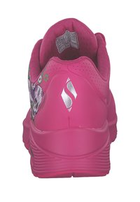 Rosa sportskor med ett slätt syntetiskt material. Inkluderar en färgglad dödskalle-design på sidan och en silverlogo på hälen.