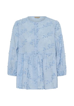 Blouse à manches longues bleu clair avec broderie florale, encolure ronde, boutons recouverts de tissu, taille et manches froncées.