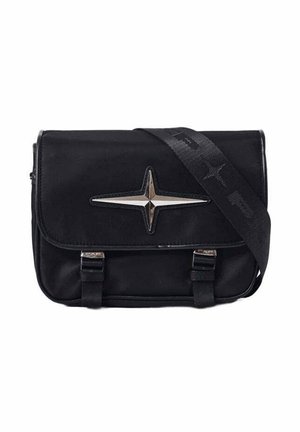 Borsa a tracolla rettangolare nera con tracolla larga, emblema metallico argentato a forma di stella sulla patta frontale e due chiusure con fibbia nella parte inferiore.
