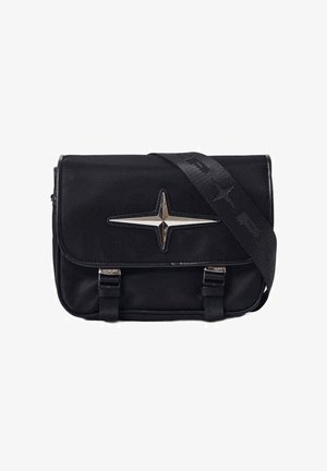 Schwarze rechteckige Umhängetasche mit breitem Riemen, silbernem sternförmigem Metall-Emblem auf der Vorderklappe und zwei Schnallenverschlüssen unten.