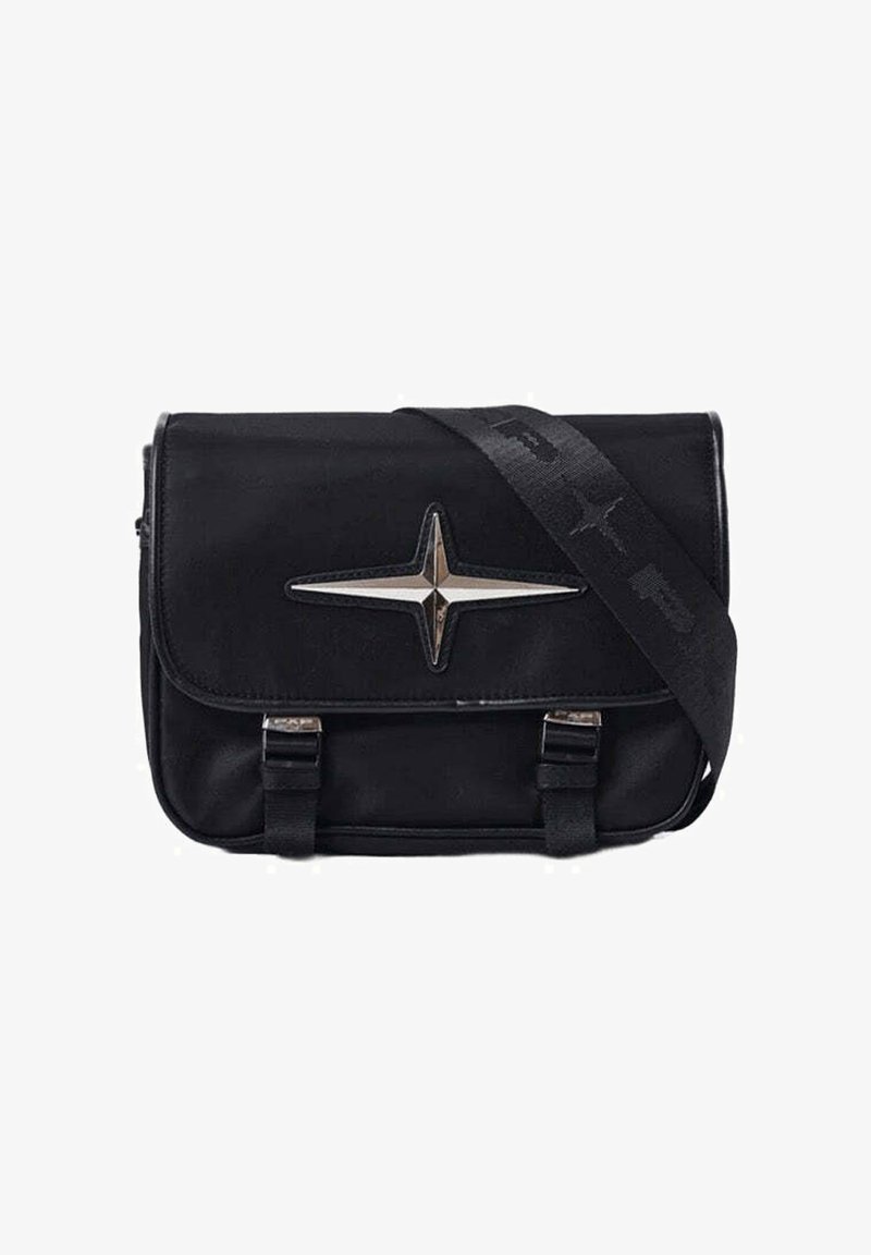 Sac bandoulière rectangulaire noir avec large sangle, emblème métallique argenté en forme d'étoile sur le rabat avant et deux fermetures à boucle en bas.