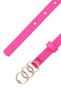 Rosa konstläderrem med tre gyllene metalringar och justerbara hål. Slät textur med en platt design.