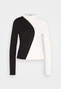 Schwarz-weißer Pullover mit einem Stehkragen, der aus einem strukturierten Stoff besteht und ein asymmetrisches Design aufweist, das diagonal über die Brust verläuft.
