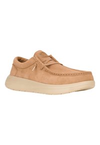 Scarpa in suede marrone chiaro con dettagli cuciti e punta rotonda. Presenta una suola beige e testurizzata e una chiusura con lacci semplice. Branding sottile sulla parte superiore.