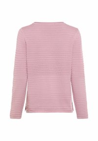 Hellrosa gestrickter Pullover mit strukturiertem, geripptem Muster, rundem Ausschnitt und langen Ärmeln. Seitliche Schlitze am Saum für Bewegungsfreiheit.