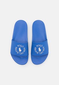 Par av blå Polo Ralph Lauren-tofflor med texturerade fotbäddar och vit logotext samt hästman-grafik på breda remmar.