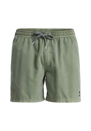 Costume da bagno verde realizzato in tessuto morbido, con vita elasticizzata con coulisse, tasche laterali e orlo cucito.