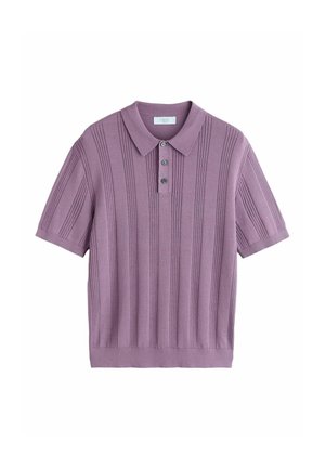 Kurzärmeliges Polo-Pullover in gedämpftem Lavendel. Verfügt über vertikale Rippenstruktur, eine Drei-Knopf-Leiste und glattes Strickgewebe.