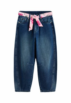 Pantalones vaqueros azules con piernas anchas y un cinturón de tela rosa con flores anudado en la cintura, mostrados sobre un fondo blanco.