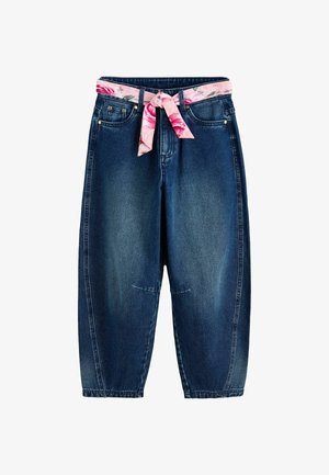 Pantalones vaqueros azules con piernas anchas y un cinturón de tela rosa con flores anudado en la cintura, mostrados sobre un fondo blanco.