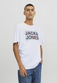 Witte katoenen t-shirt met een multicolor grafische print die "JACK & JONES" bevat. Casual pasvorm met korte mouwen en een ronde halslijn.