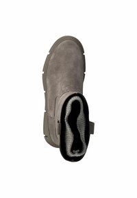Bottines en daim gris avec semelle en caoutchouc épaisse et doublure en tricot côtelé doux, vues du dessus sur un fond blanc.