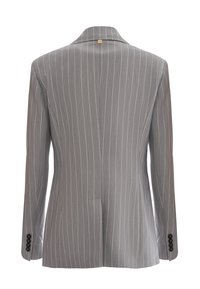 Blazer grigio a righe sottili con un unico spacco, rever appuntiti e bottoni neri. Tessuto liscio con strisce bianche verticali.