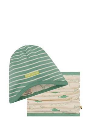 Groen-wit gestreepte muts met het label "loud + proud" gecombineerd met een crèmekleurige nekwarmer met groene visillustraties.