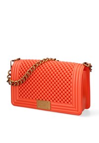 Oranje handtas met een textuur en een gewatteerd patroon, voorzien van een gouden schouderband en een rechthoekige vorm. Inclusief een gouden logo plaat.