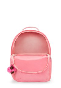 Růžový batoh vyrobený z nylonu s hlavním prostorem na zip a přední klopnou. Obsahuje roztomilý růžový klíčenku opičky připevněnou.