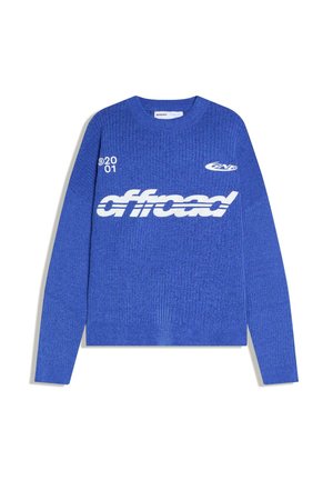 Modrý pletený svetr s dlouhými rukávy a žebrovanou strukturou, s bílým potiskem "offroad" a logem značky. Pohodlný střih s kulatým výstřihem.